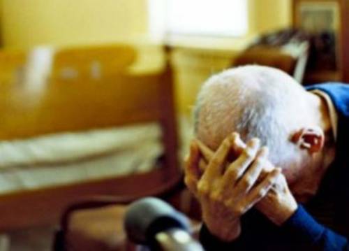 Varese, anziano costretto dalla badante a mangiare erba dal prato