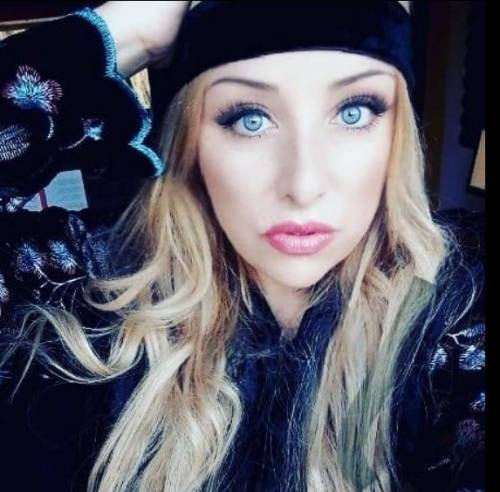 Fa una sorpresa alla figlia, ma si sente male al suo concerto e muore