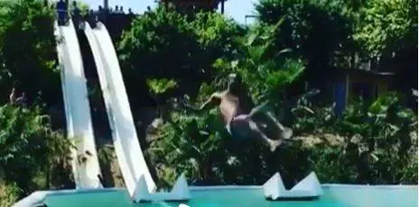 Balotelli, tuffo pericoloso in piscina: "Bambini, voi non fatelo"