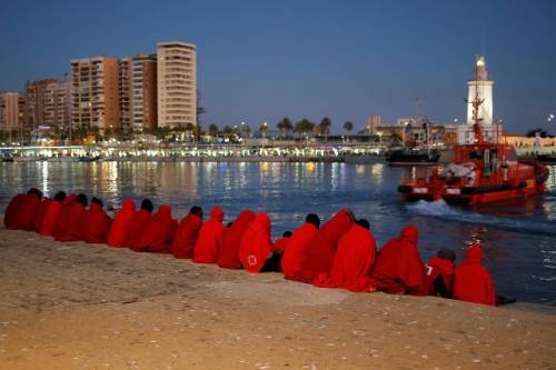 La Spagna accoglie la nave Ong carica di migranti