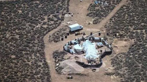 La baracca degli orrori: bimbi segregati e addestrati per compiere stragi nelle scuole