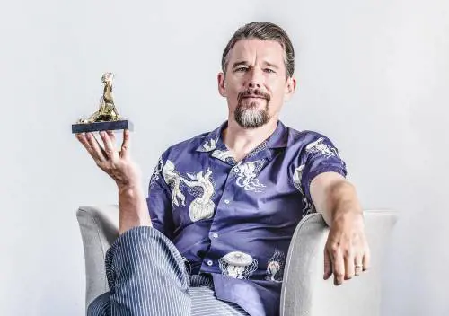 L'antidivo Ethan Hawke: "Il mio cantante triste perde l'attimo fuggente"