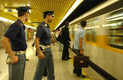 Milano, in due giorni blocca la metro nove volte. Fermato a Loreto