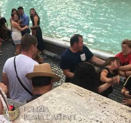 Fontana di Trevi, le botte per farsi un selfie