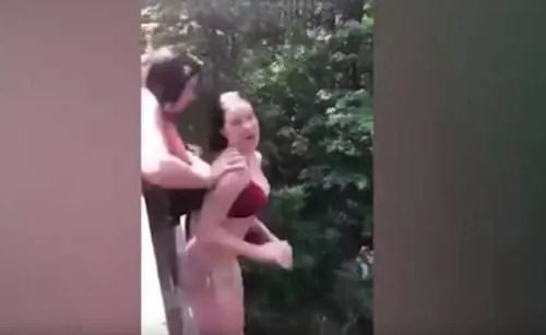 Usa, spingono dal ponte l'amica che ha paura di tuffarsi: ricoverata