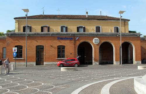 Immigrati aggrediscono giovane donna alla stazione di Pontedera