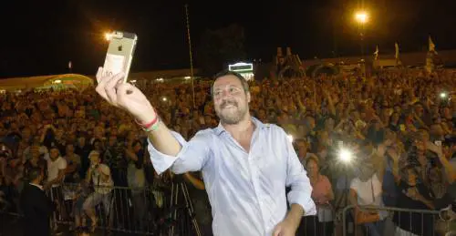 Il deputato leghista su Fb: "Toccate Salvini e vi veniamo a prendere a casa"
