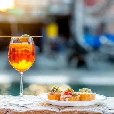 Sushi, pizza o... aperitivi. Boom di pasti a domicilio