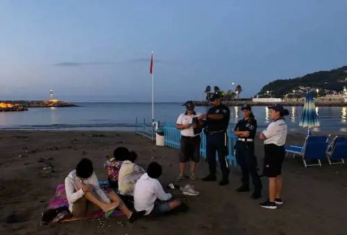 Blitz in spiaggia a Diano Marina contro i furbetti dell'ombrellone