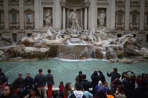 Roma, ancora bagni nella Fontana di Trevi: 3 casi in poche ore