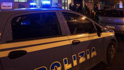 Roma, maxi rissa tra stranieri nel palazzo occupato: feriti