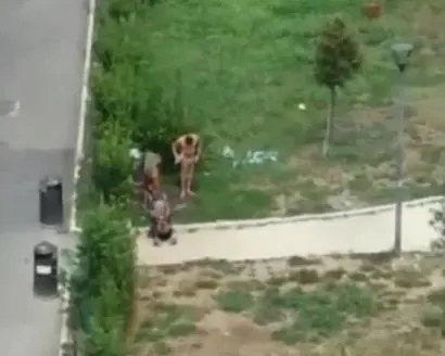 Roma, uomo nudo si lava nella fontanella del parco giochi