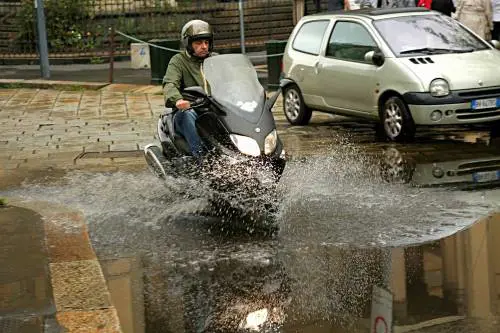 Una tromba d'aria a Segrate: ferito anche un vigile del fuoco