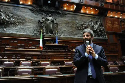 Migranti, Fico ora accusa: "Una società sana salva vite"