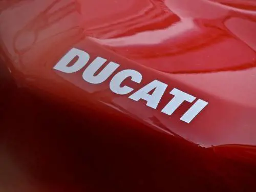 Acqua, caos e paura. E la Ducati vola: doppietta