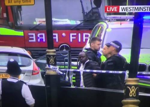 Londra, auto falcia i pedoni. Polizia indaga per terrorismo