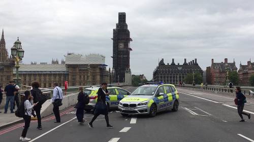 Londra, auto contro il parlamento