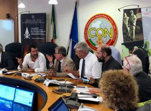 Genova, ponte crollato. Salvini: "Seguiamo dalla sala operativa. Grazie a voi che salvate vite"