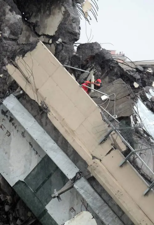 Ponte Morandi, i testimoni: "Il crollo causato da un fulmine"