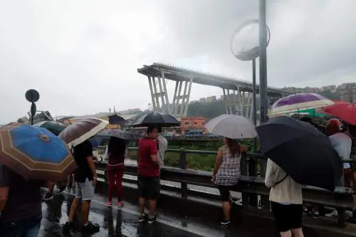 Genova, soccorsi sotto il ponte: le barelle con i feriti sui binari