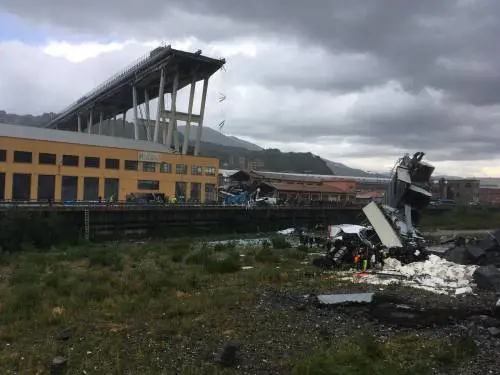 Genova, auto e camion schiacciati dal ponte