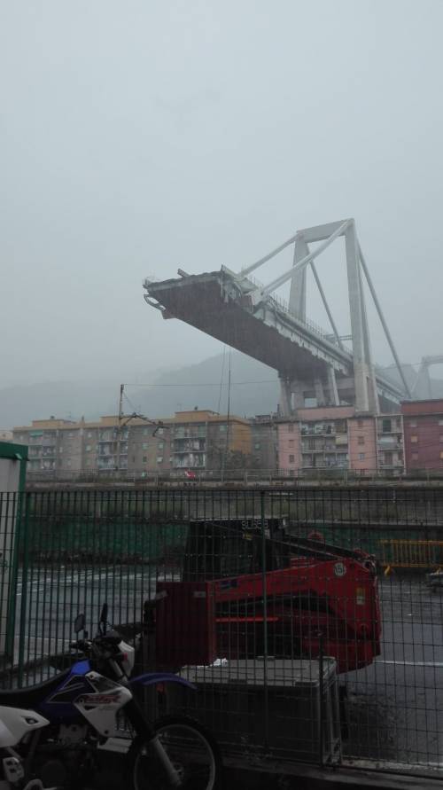 Genova, il ponte crollato visto da un elicottero