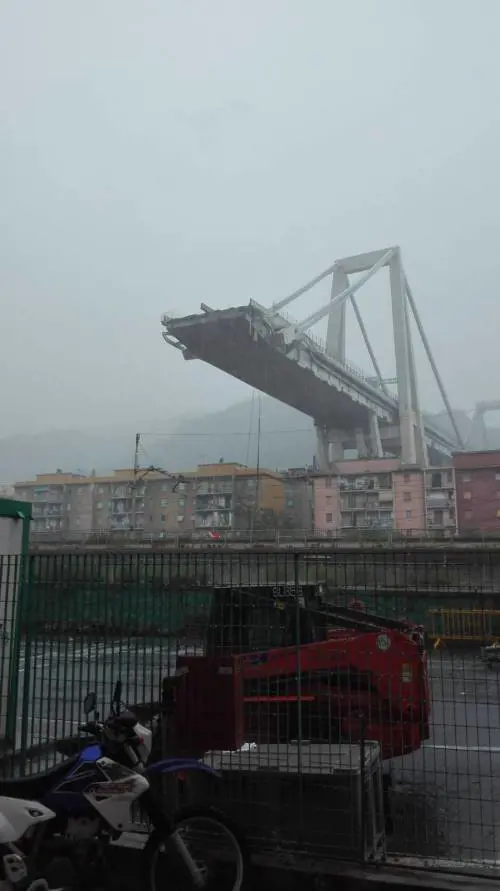 Genova, il ponte crollato visto da un elicottero