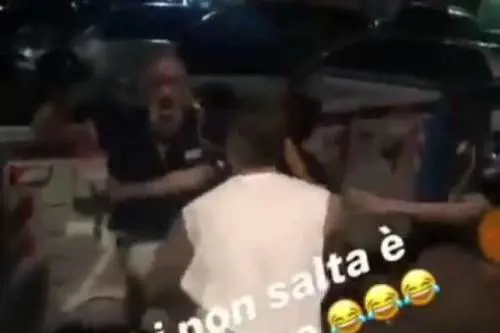 Napoli, baby gang getta anziano disabile in cassonetto: "Fatto per noia"