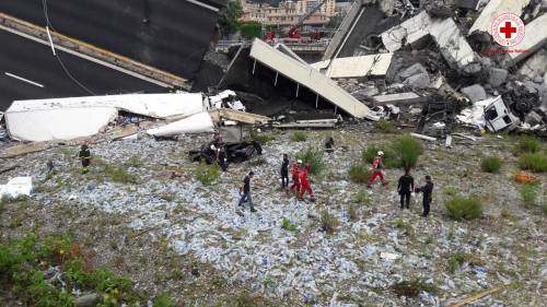 Crollo di Genova, si cercano cinque dispersi