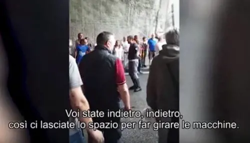 "Ora cercate di capire..." Il discorso del poliziotto che calma gli automobilisti sotto choc