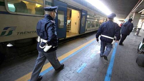 Napoli, treno colpito da pietra: ragazza ferita al volto