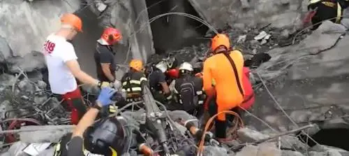Natasha, salvata dai soccorritori dopo il crollo del ponte
