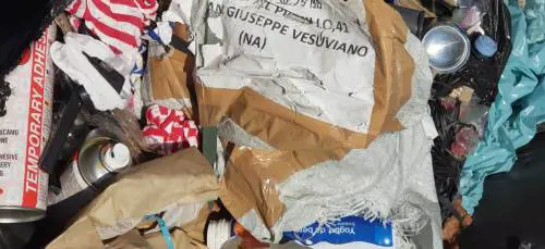Sversa rifiuti in strada, "tradito" dalle etichette