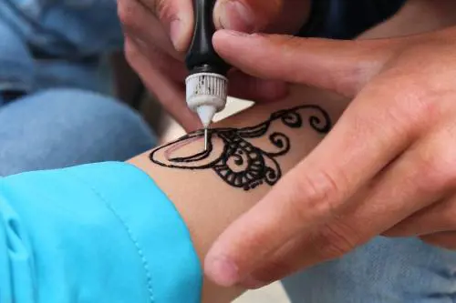 Tatuaggi in spiaggia: possono essere pericolosi