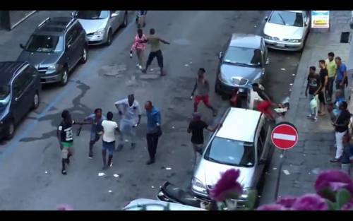 Napoli, rissa tra stranieri al Vasto, pietre e bottiglie contro auto