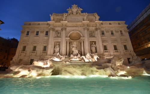Roma, altro sfregio per la Fontana di Trevi: romeno incide il proprio nome