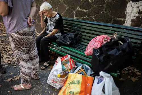 La rabbia degli sfollati: doveva durare cent'anni...
