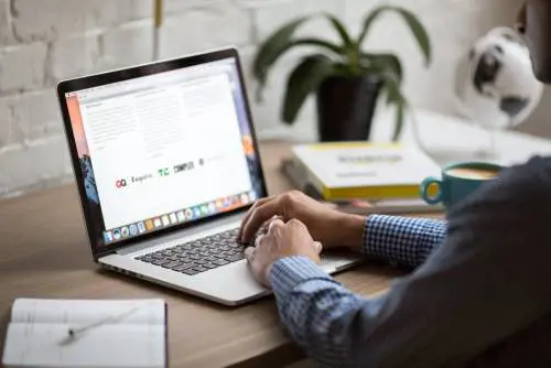 Come lavorare ad agosto senza annoiarsi