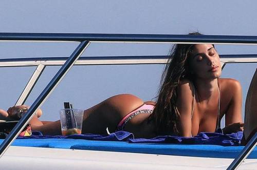 Belen (ancora) nel mirino del web: "Quel c... si spezza in due a furia di alzarlo"