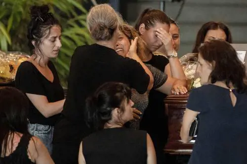 La rivolta delle famiglie: "È un omicidio di Stato. No ai funerali pubblici"