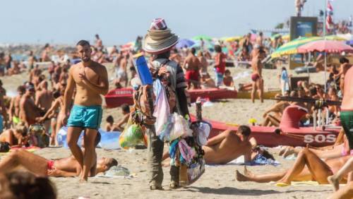 Lite col cliente in spiaggia: ambulante senegalese pestato