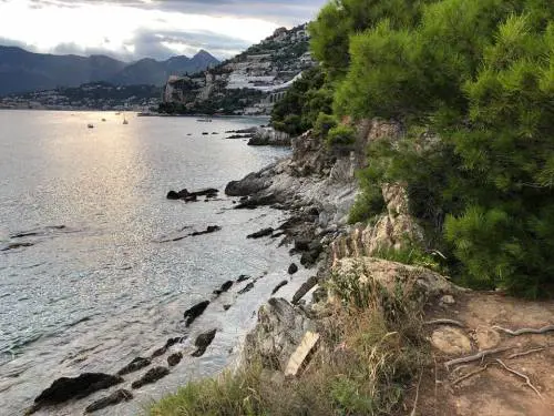 Nudisti occupano la spiaggia e i cittadini organizzano una crociata per riprendersela