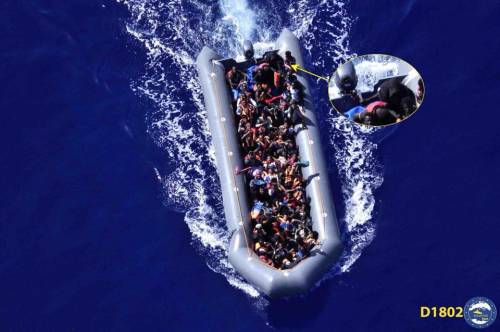 Un altro barcone al largo di Malta. Salvini: "Si degnerà di intervenire?"