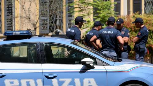 Sfonda volante della polizia e minaccia gli agenti: arrestato immigrato