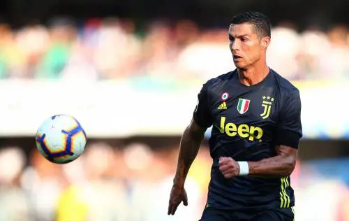 Cristiano Ronaldo o Neymar? Finisce in rissa tra due operai a Trento