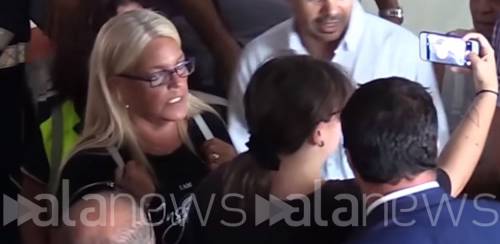 "Si fa selfie ai funerali di Stato". Ma Salvini zittisce gli sciacalli