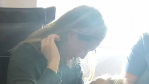 Posta foto della figlia annegata: "Genitori state attenti al mare"