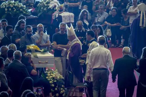 Folla, lacrime e applausi. Il saluto di Genova che non cede al rancore: "La città saprà risorgere"