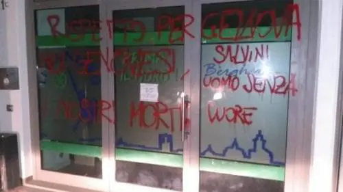 Bergamo, sede Lega deturpata. Spray con minacce e con insulti