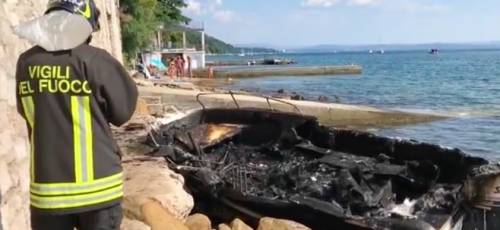 Trieste, barca in fiamme si schianta sulla riva: panico tra i bagnanti